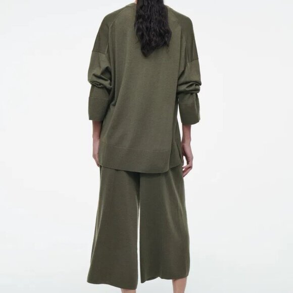 COS V-NECK MERINO WOOL SWEATER in dark khaki ~ size XS, pre-owned! - Picture 2 of 9